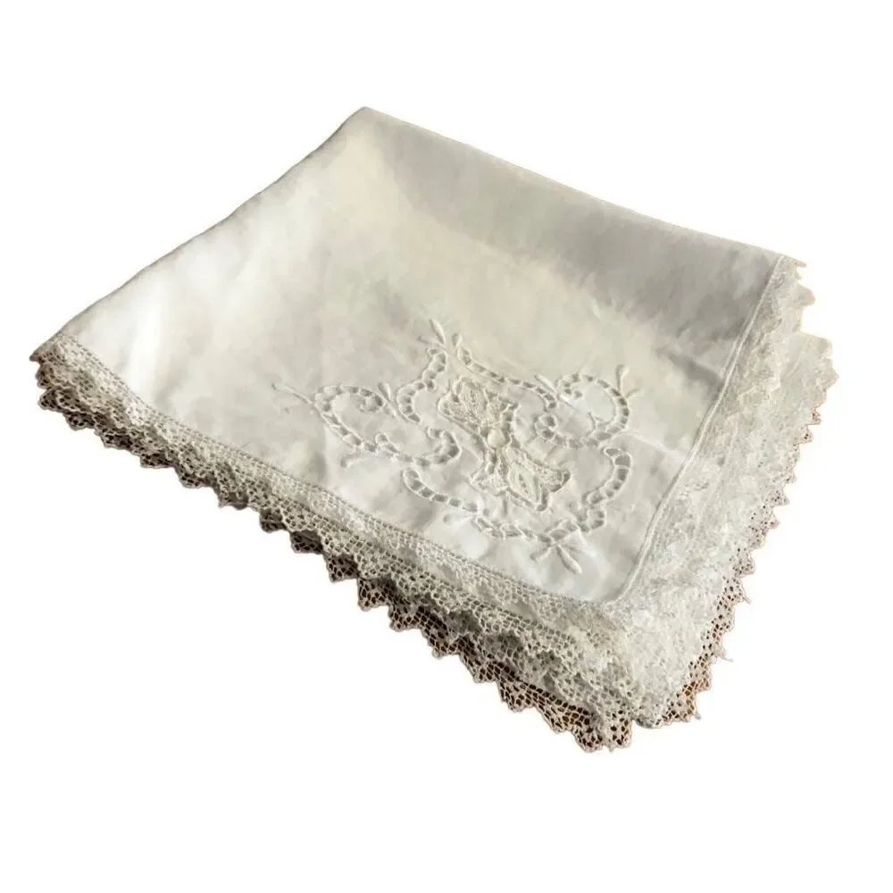 Set of 6 Vintage White Cotton Dinner Napkins w lace cutout details—17” Square